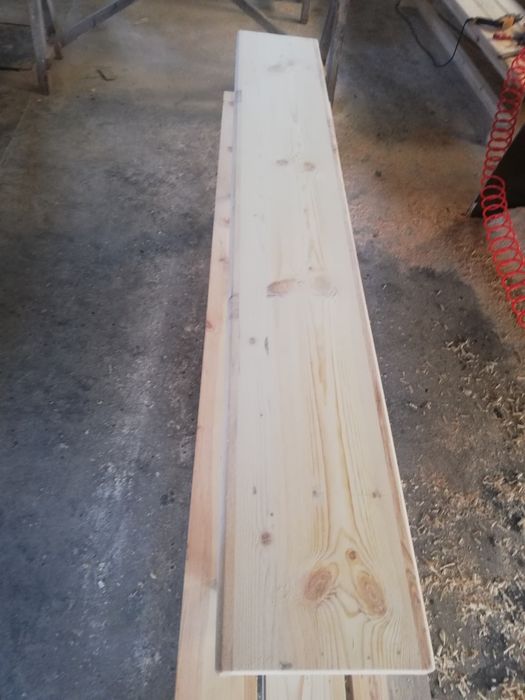 Banco corrido, rústico e robusto.