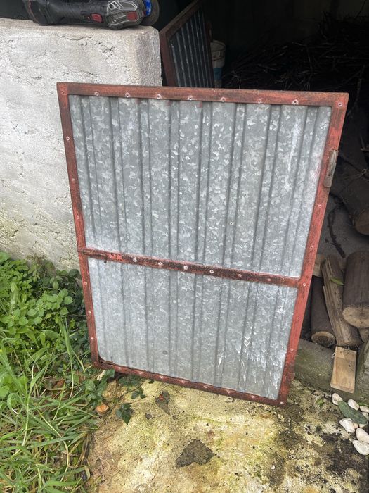 2 portões em ferro em bom estado