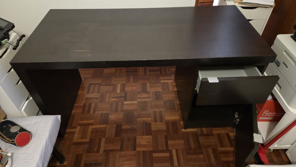 Secretária IKEA modelo JONAS (2011)