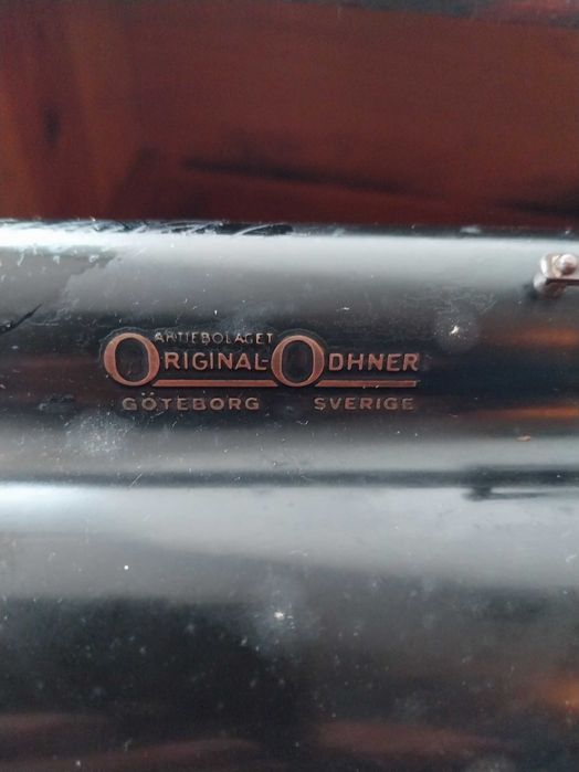 Máquina de calcular antiga Odhner, com caixa