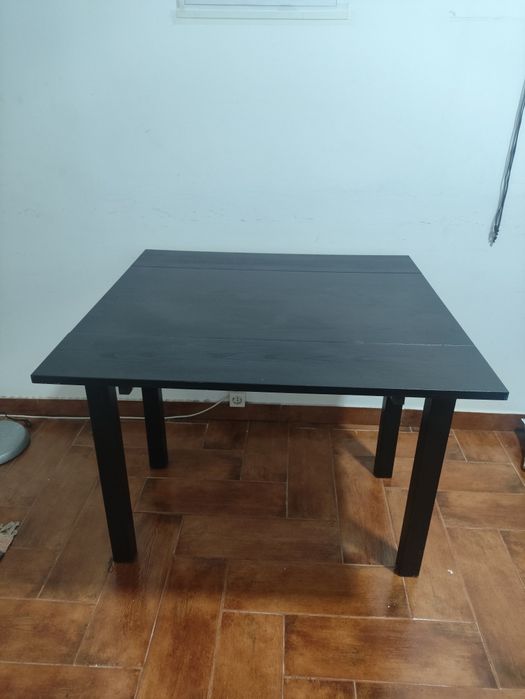 Mesa extensível de madeiram - oferta de 2 cadeiras em ferro pretas