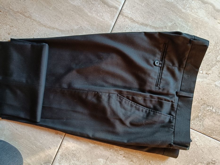 Spodnie męskie materiałowe.