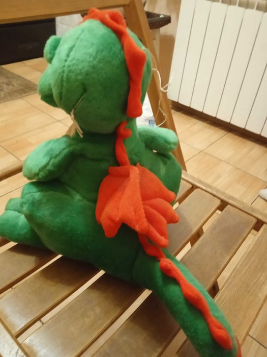 Дракон іграшка в нормальному стані,середнього розміру