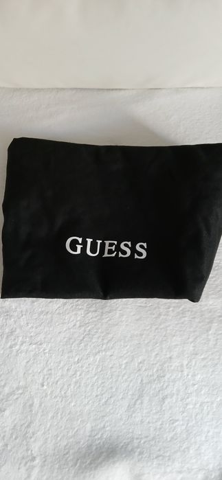 Mala Guess Nova com compartimento para computador