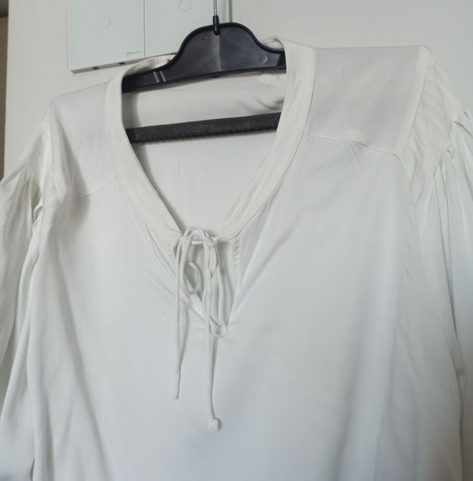 Biała bluzka Reserved z wiązaniem na przodzie