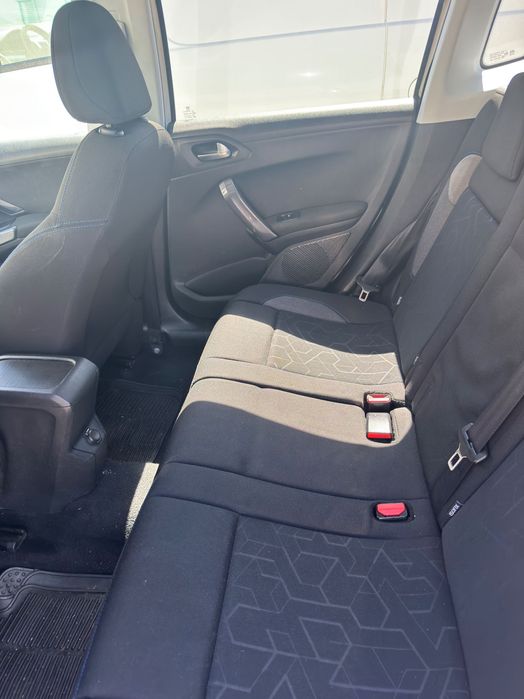 Peugeot.    2008