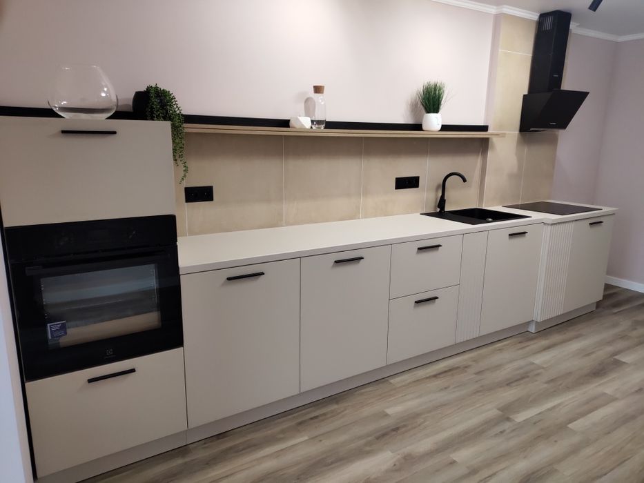 Новобуд з ремонтом, меблями і технікою.