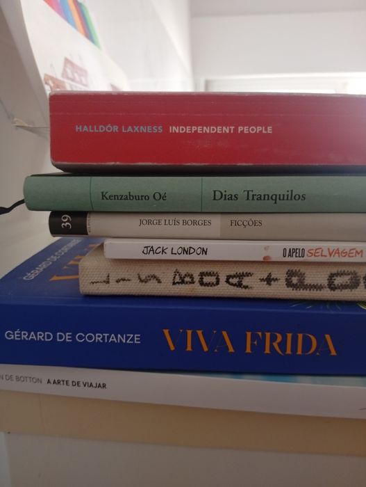 Livros em português e inglês
