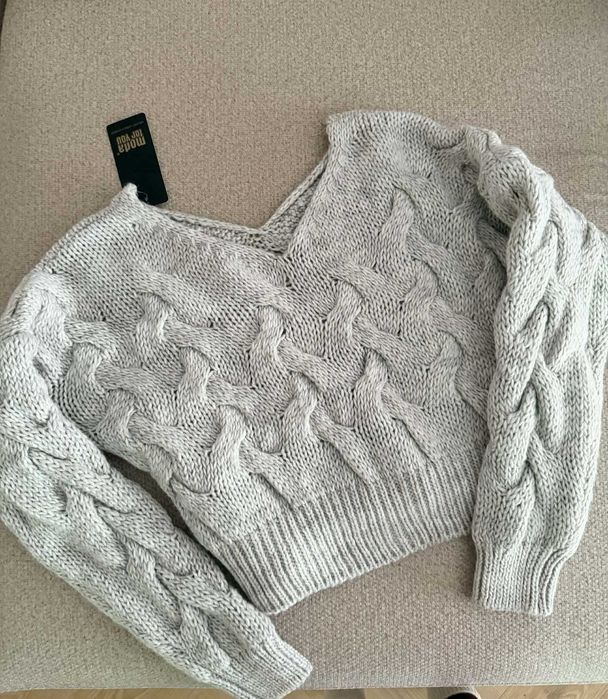 Sweter V dekolt szary oversize warkocz