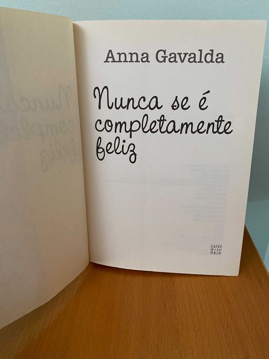 Nunca Se É Completamente Feliz - Anna Gavalda