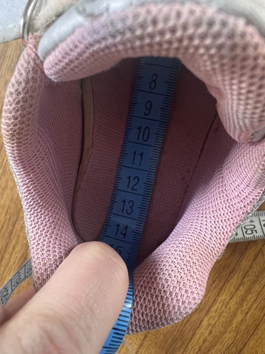 Гарні кросівки для дівчинки