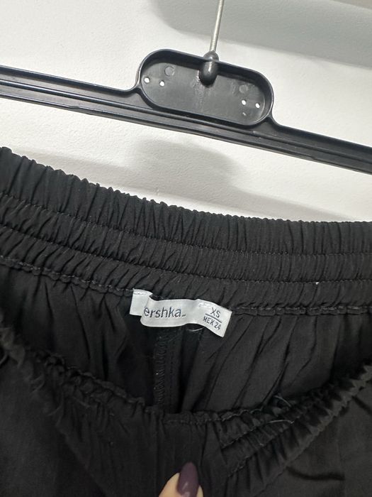 Czarne spodnie damskie Bershka