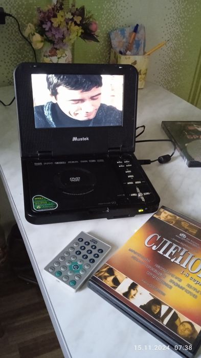 LCD DVD - плеер MP76C /MPG4/. MUSTEK . И диски с фильмами.