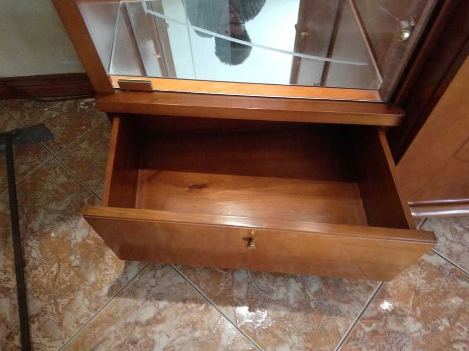 Móvel Cristaleira em madeira maciça