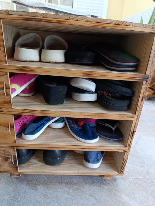 Mini sapateira ou mesa de apoio, feita de caixas de vinho