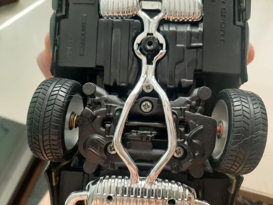 Продам модель range rover 1/18 burago