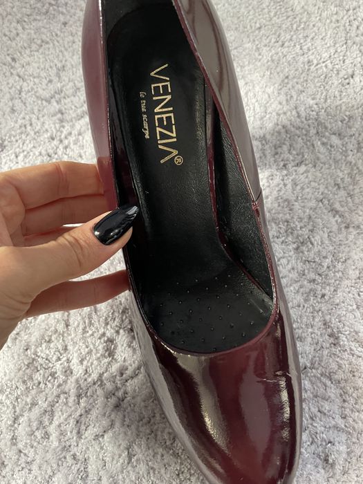 Bordowe pantafle marki Venezia