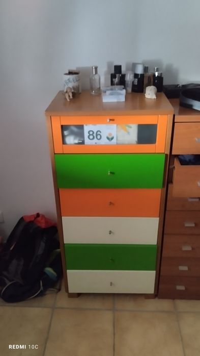 Cama,escada com gavetas,estantes,camiseiro