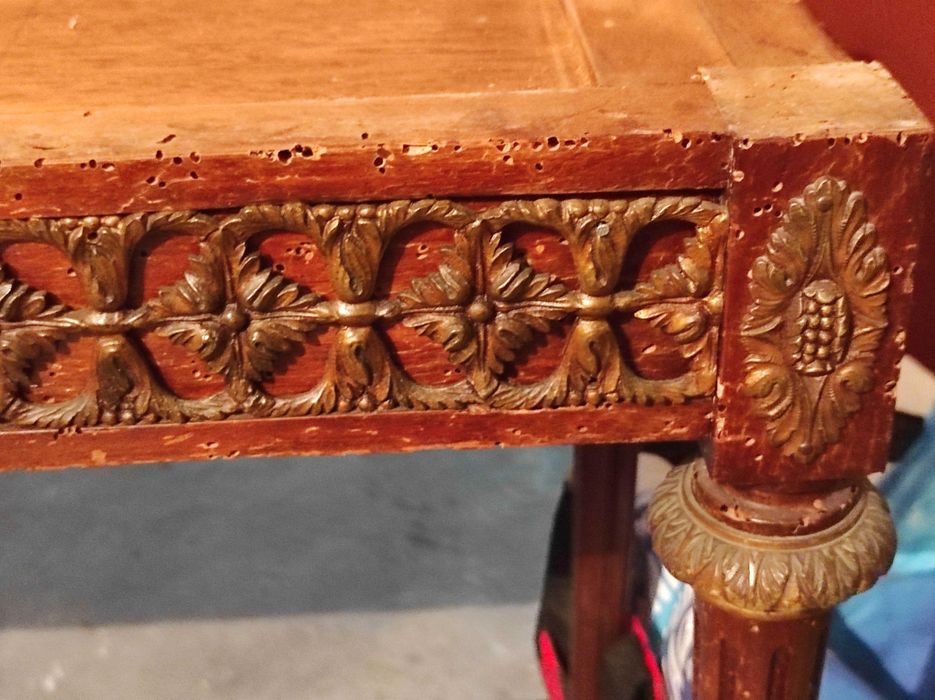 Cómoda com pedra mármore e relevo