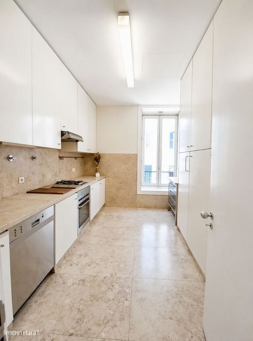 Apartamento T1 no coração do Chiado, com garagem e arrecadação