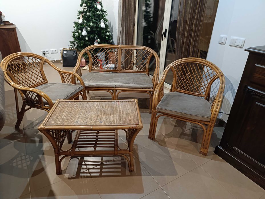 Conjunto mesa, 2 sofás individuais e um sofá 2 lugares