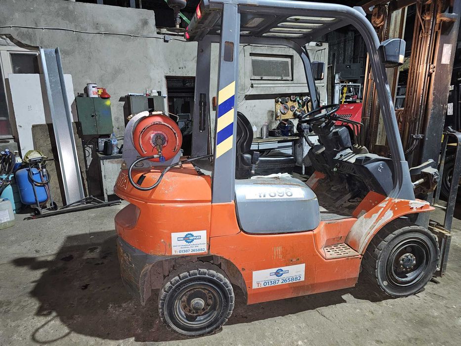 Wózek widłowy Toyota 2500kg wolny skok triplex przesów 4,7 benzyna gaz z UK