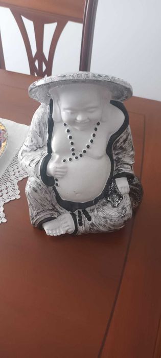 Buda sentado com colar