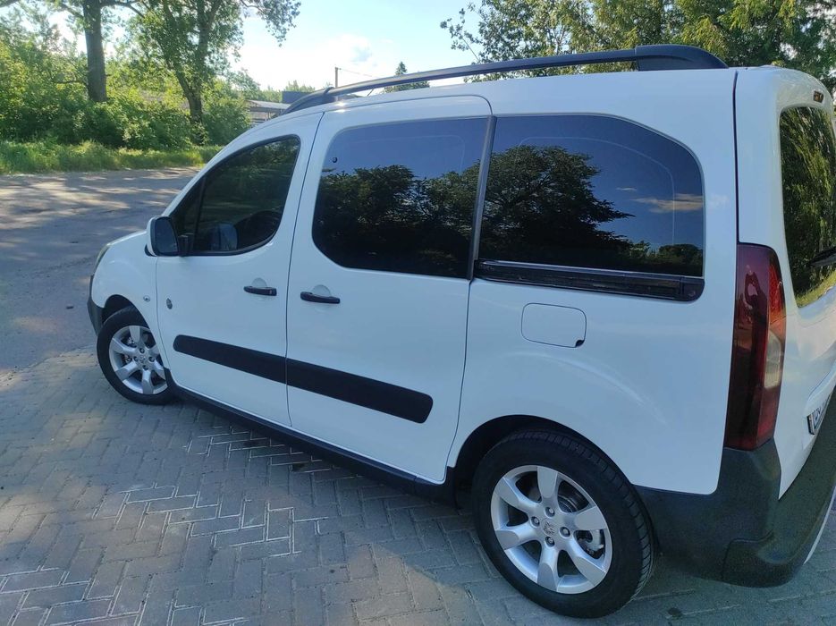 Автомобіль Пежо Партнер.
