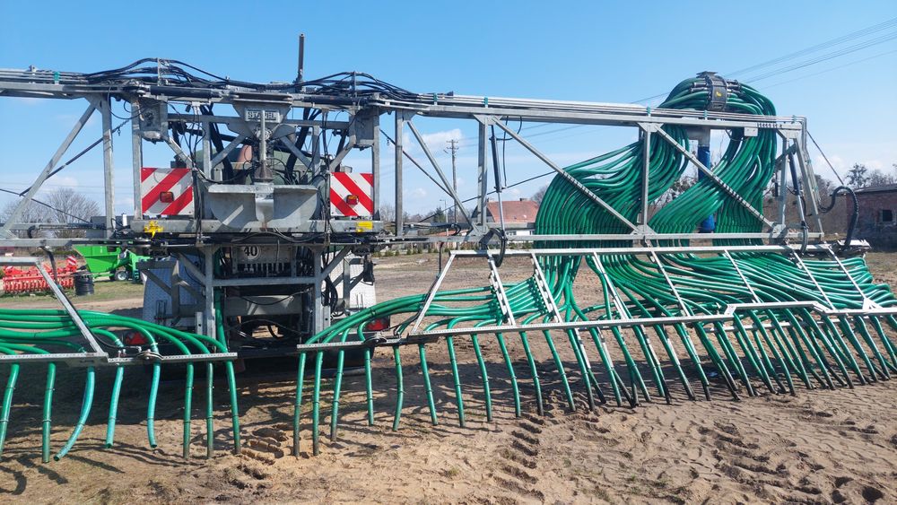 Transport pofermentu I rozlewanie na polu beczką z aplikatorem.