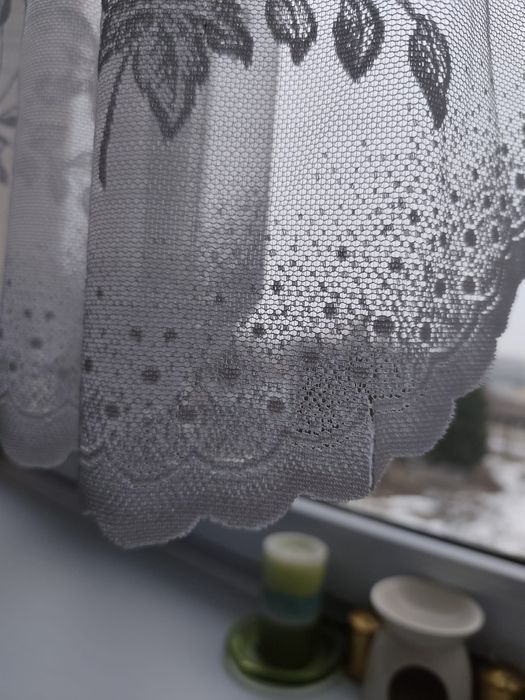 Biała firanka wzór  kwiatowy dołem falowana dł. 118 cm, szer. 360