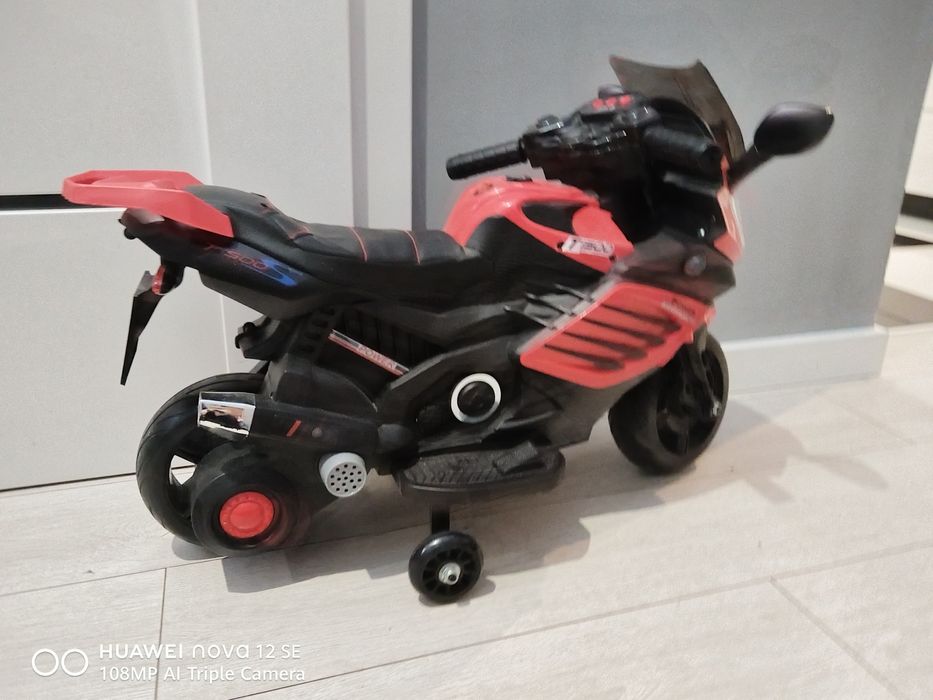 Czarno czerwony zabawkowy motor dla dzieci elektryczny