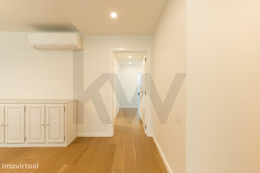 T2 com suite, varanda e 2 lugares de garagem — Condomínio com piscina,