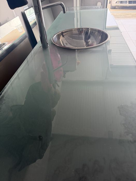 Móvel castanho laminado com pio e torneira