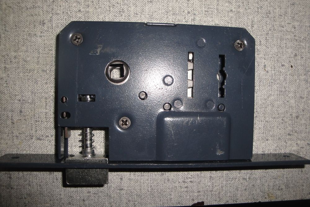 Замок врезной новый