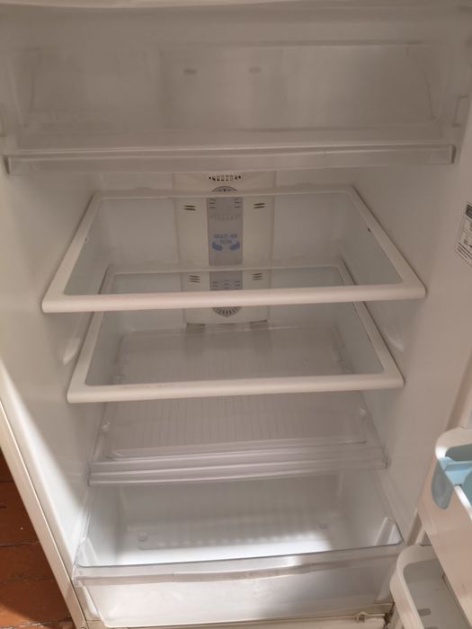 Холодильник б.у лджі двох камерний.