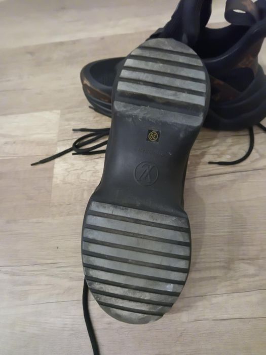 Buty damskie Louis Vuitton.