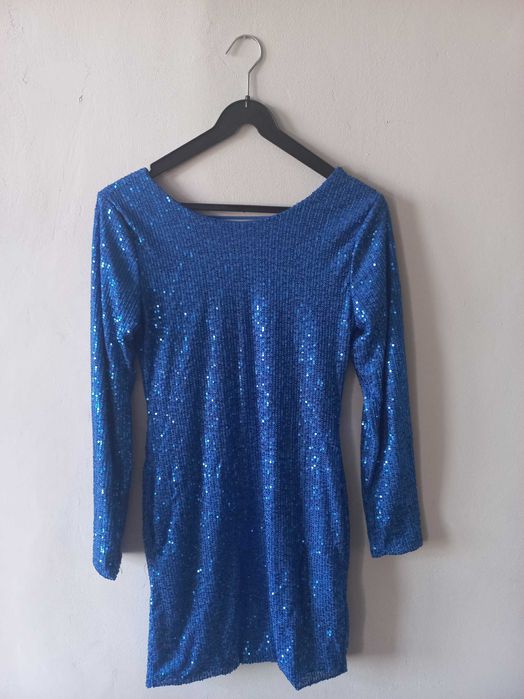 Niebieska sukienka z cekinami