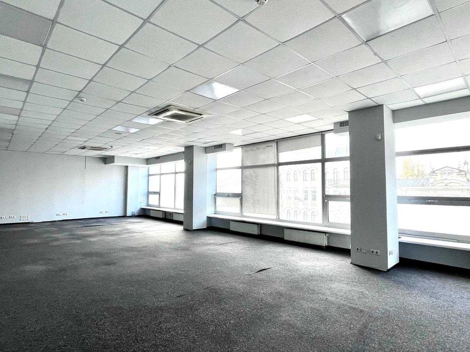 Офіс 181м2 з фасадом і паркінгом біля метро Площа Українських Героїв
