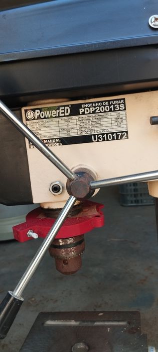 Engenho de furar de bancada (ou furadora de coluna de correias) da marca PowerED, modelo PDP20013S