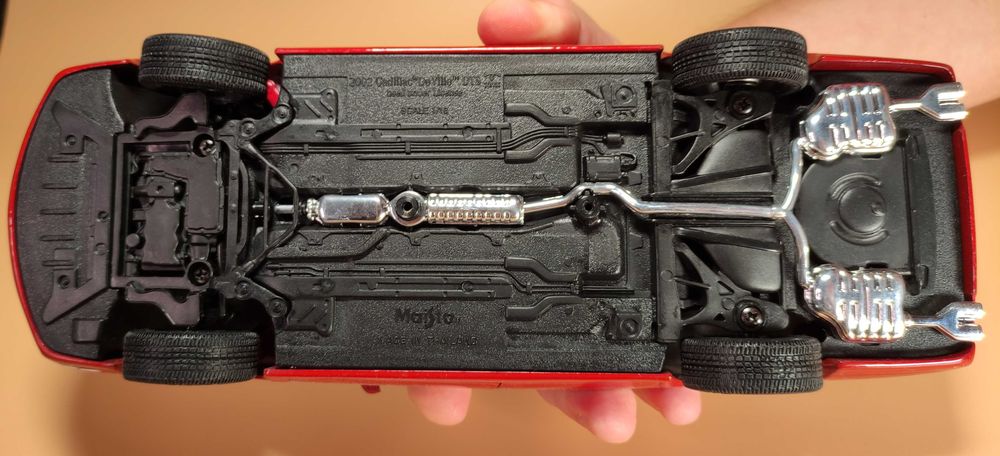 Модель машины 2002 Cadillac Deville DTS 1:18 Maisto Diecast Model Car