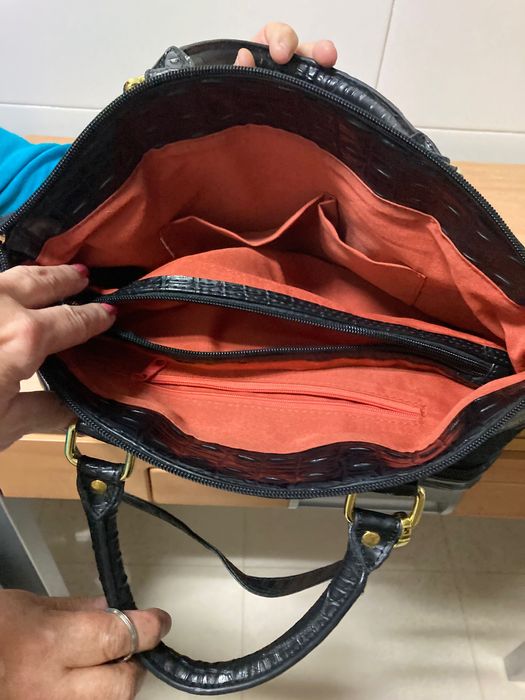 Mala de Senhora, em cor preta e com aplicações douradas