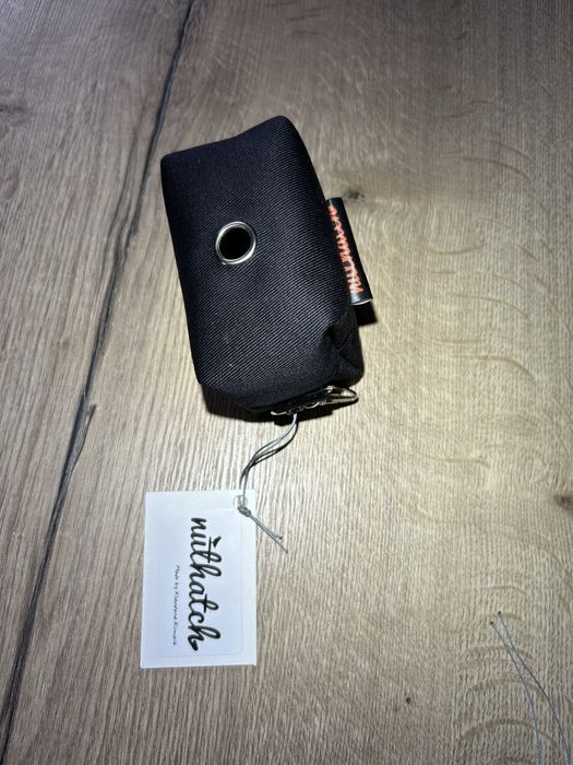 Czarne etui na psie kupoworki z karabinczykiem