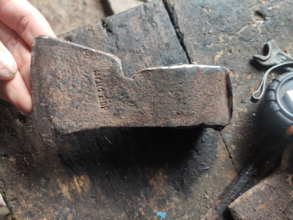 Сокира під відновлення