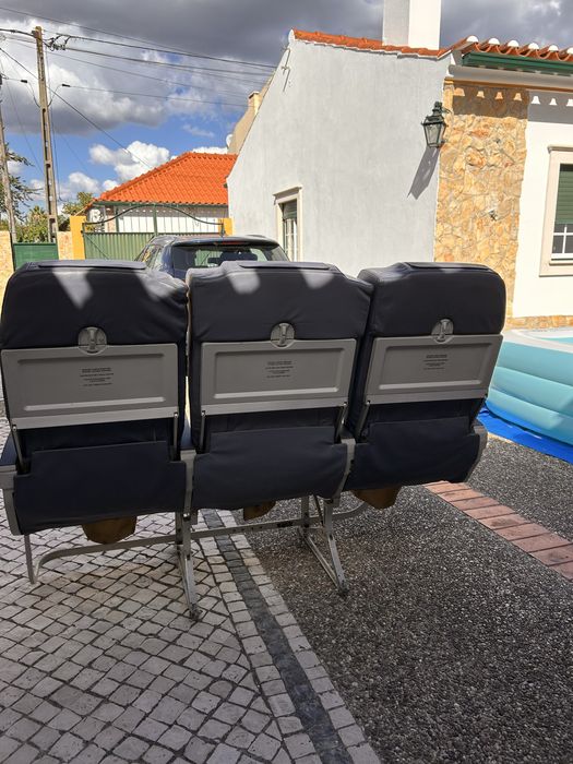 Cadeira de aviao tripla de classe economica Airbus A319 da tap