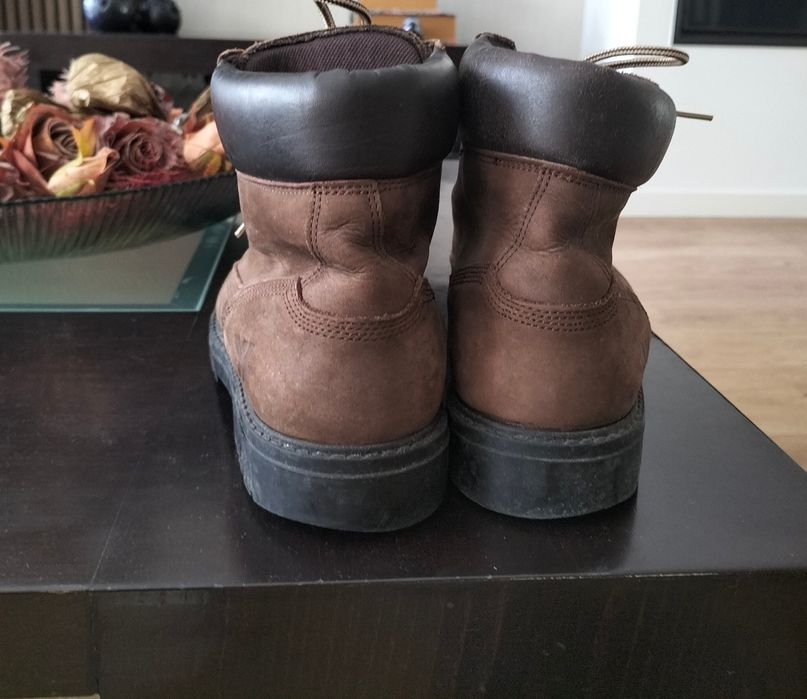 Botas de homem, em pele de trabalho em bom estado