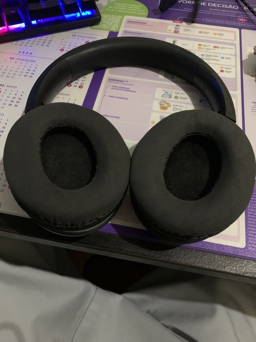 Auscultadores Bluetooth (com fio incluido) na Caixa
