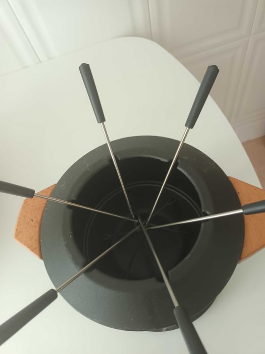 Para Fondue em ferro fundido preto e pegas de madeira