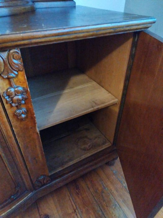 Kredens dębowy z okresu międzywojennego.