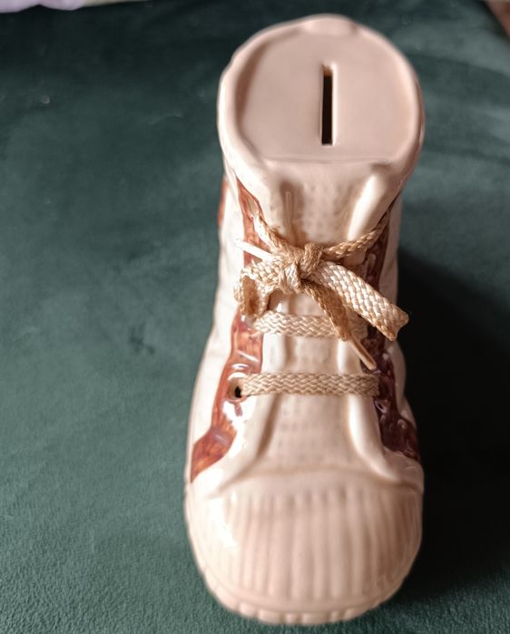 Mealheiro em faiança Portuguesa forma de sapatilha "Converse"