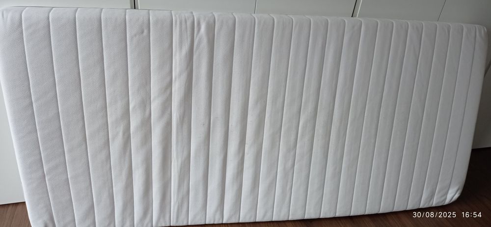 Cama com estrado e colchão